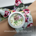 2015 Heißer Verkauf Genf-Blumen-Druck-Gewebe-Verpackungs-Armband-Uhr für Dame